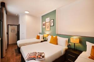 Postel nebo postele na pokoji v ubytování Huttons Hotel, Victoria London