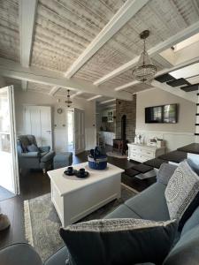 ein Wohnzimmer mit Sofa und Tisch in der Unterkunft Bay Cottage wynajem domków in Swarzewo