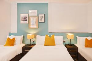 Postel nebo postele na pokoji v ubytování Huttons Hotel, Victoria London