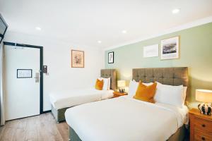 Postel nebo postele na pokoji v ubytování Huttons Hotel, Victoria London