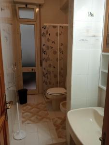 une salle de bains avec toilettes, douche et lavabo dans l'établissement casa del corso, à Canicattini Bagni