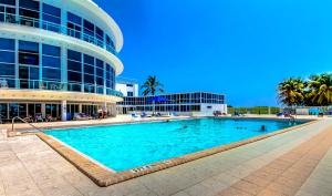una gran piscina frente a un edificio en Castle 1118 Studio BayView Direct Beach Access, Tennis, Pool, Restaurants, Free Parking, en Miami Beach