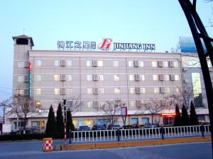 un edificio con un cartel en la parte superior en Jinjiang Inn Dongying West Second Road, en Dongying