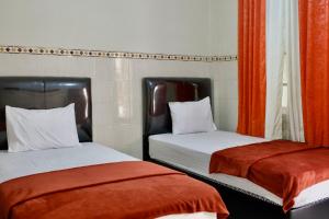 Letto o letti in una camera di Garuda Setia Hotel