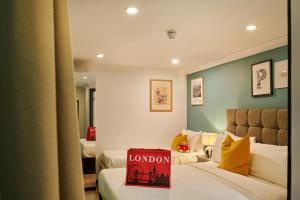 Postel nebo postele na pokoji v ubytování Huttons Hotel, Victoria London