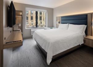 Voodi või voodid majutusasutuse Holiday Inn Express New York City Chelsea, an IHG Hotel toas