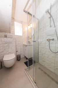 Ein Badezimmer in der Unterkunft Apartments Villa Mare