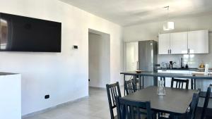 a kitchen and dining room with a table and chairs at SE104 - Elegante quadrilocale comodo ai servizi in Senigallia +9 photos