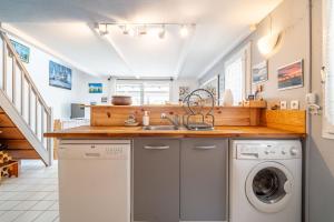 une cuisine avec un évier et une machine à laver dans l'établissement Maison 38m2 proche de la mer, à Gruissan