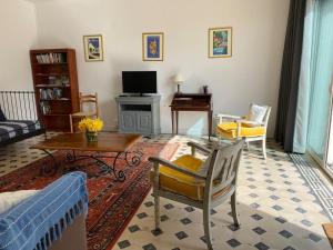 a living room with a couch and a table at Les chambres d'hôtes des Perdrix in Le Petit Hanche