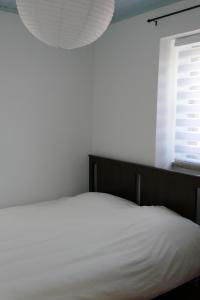 une chambre avec un lit blanc et une fenêtre dans l'établissement Casa Adega, à Vale de Cameiro 13 autres photos