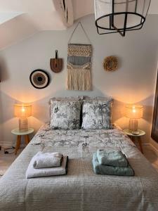 Un dormitorio con una cama grande con dos lámparas. en Maison Biscaya , La chambre 2e étage, en Caro 29 fotos más