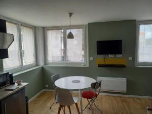 Μια τηλεόραση ή/και κέντρο ψυχαγωγίας στο Joli studio à 5mn du centre-ville avec parking privé +3 φωτογραφίες