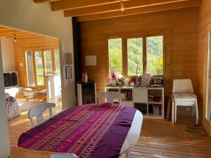 a dining room with a table and chairs in a room at La Casa del Plano in Los Molinos