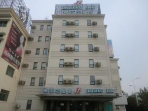 un edificio alto con un cartel encima en Jinjiang Inn Linyi Railway Station, en Linyi