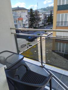 einen Balkon mit einem Stuhl und Straßenblick in der Unterkunft Apartman Central in Doboj + 4 Fotos