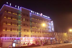 budynek z tabliczką w nocy w obiekcie Jinjiang Inn Baotou Wenhua Road w Baotou