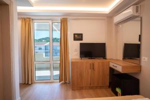 TV a/nebo společenská místnost v ubytování Illyria Hotel