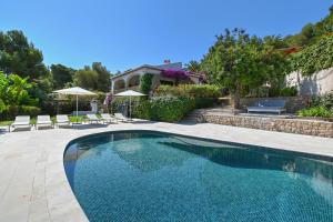 Bazén v ubytovaní Bonita stay B Light Piscina climatizada, bbq, wifi alebo v jeho blízkosti