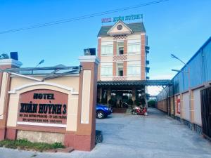 a building with a sign that reads hotel xl loucks at Khách Sạn Xuân Huỳnh 3 Sóc Trăng in Soc Trang