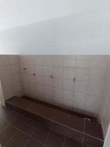 カジャンにあるResidensi Vista Hijauan, UKM, Bandar Baru Bangiのシャワーブース(ベンチ付)