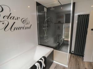 Koupelna v ubytování 15 High Street + 13 fotografií