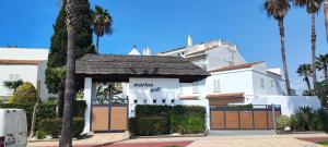 カディスにあるLa Casita de Marina Golf-Costa Ballenaの白屋