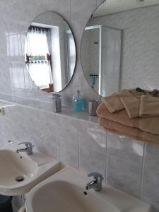 a bathroom with a sink and a mirror at Appartement in Fischbach mit Grill und Garten in Waltershausen