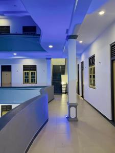 einen Flur eines Krankenhauses mit blauer Decke in der Unterkunft Sevenday Hotel in Marawila