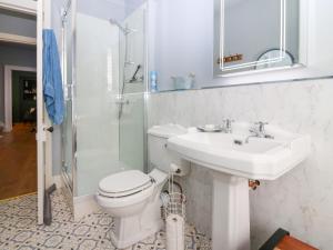 Un baño con inodoro, lavabo y ducha. en 1A Carmelite Street, en Banff 22 fotos más