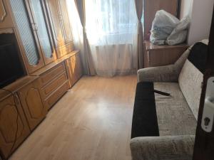 a living room with a couch and a television at Apartament Herculane in Băile Herculane