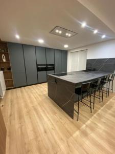 a conference room with a large black table and chairs at Apartamento Miño in Tui