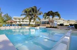 Bazén v ubytování The Signature Level at Grand Palladium Lady Hamilton Resort & Spa- All Inclusive nebo v jeho okolí