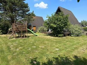 Herní místnost nebo prostor pro děti v ubytování Nettes Ferienhaus in Fedderwardersiel mit Eigenem Garten