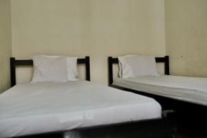 Letto o letti in una camera di Garuda Setia Hotel