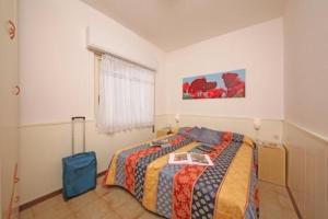 een slaapkamer met een bed en een koffer erin bij Ferienwohnung auf zwei Ebenen in Manerba del Garda