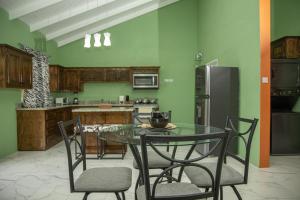 Kuchyň nebo kuchyňský kout v ubytování New 2 Bedroom Apartment in Corinth, Gros Islet, Saint Lucia + 8 fotografií