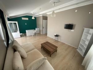 TV a/nebo společenská místnost v ubytování KHAN's B&B HOTEL