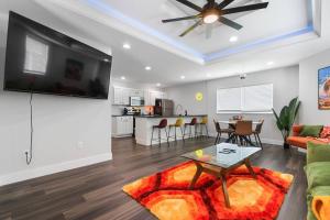 Η κουζίνα ή μικρή κουζίνα στο Groovy Getaway king suites, sleeps 8, dogs ok