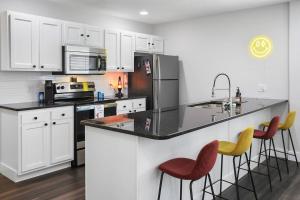 Η κουζίνα ή μικρή κουζίνα στο Groovy Getaway king suites, sleeps 8, dogs ok +26 φωτογραφίες