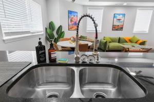 Η κουζίνα ή μικρή κουζίνα στο Groovy Getaway king suites, sleeps 8, dogs ok