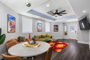 Μια τηλεόραση ή/και κέντρο ψυχαγωγίας στο Groovy Getaway king suites, sleeps 8, dogs ok