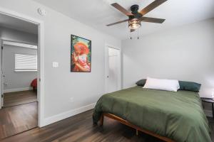 Ένα ή περισσότερα κρεβάτια σε δωμάτιο στο Groovy Getaway king suites, sleeps 8, dogs ok