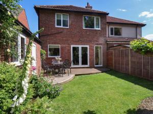 En have udenfor North Bay Cottage