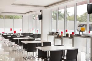 A restaurant or other place to eat at Amaris Hotel Citra Raya – Tangerang