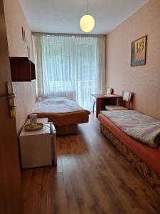 Postel nebo postele na pokoji v ubytování pokoje STIFADO