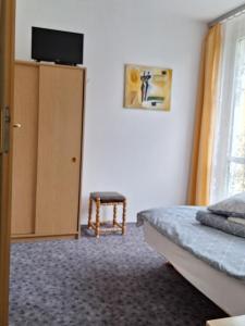 Postel nebo postele na pokoji v ubytování pokoje STIFADO