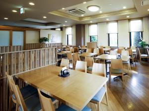 Hotel Route-Inn Yonezawa Ekihigashi tesisinde bir restoran veya yemek mekanı