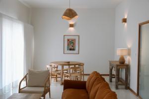 ein Wohnzimmer mit einem Sofa und einem Tisch in der Unterkunft Sentidos Beach Retreat in Miramar