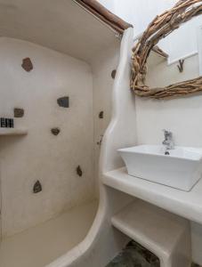 a bathroom with a sink and a mirror at Anastasia's Triovasalos in Triovasálos